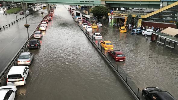 İstanbul’daki şiddetli yağmur sosyal medyayı salladı