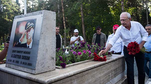 CHP lideri, Gaffar Okkan’ın mezarını ziyaret etti