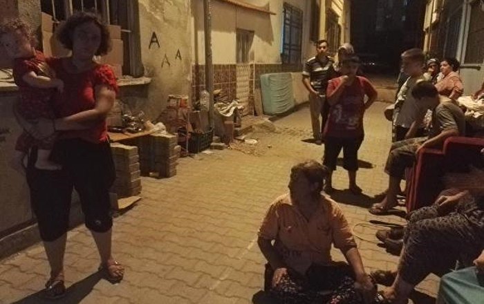 10 günde 11 kez yangın çıkan binanın sakinleri sokakta yaşamaya başladı