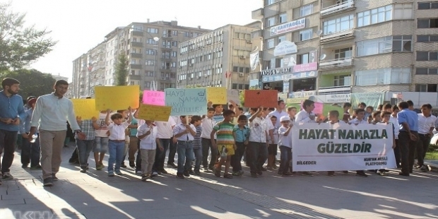 6 yaşındaki çocuklara ‘namaz eylemi’
