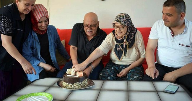 70’lik çift hayatlarında ilk kez doğum günü kutladı