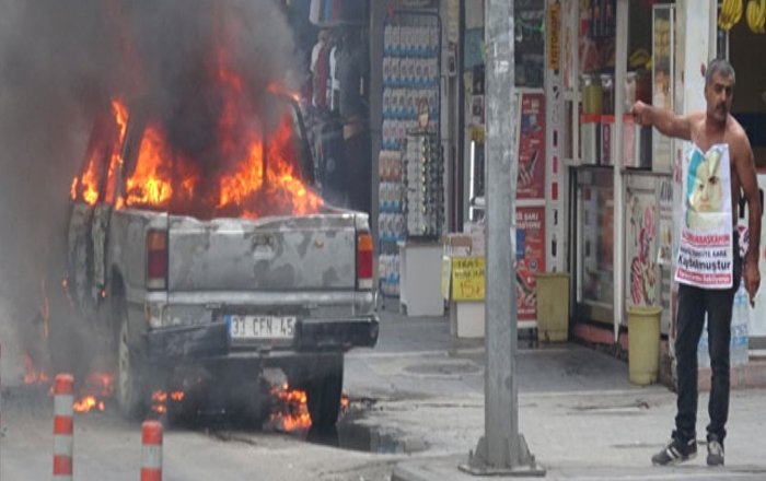 Adana’da bir kişi protesto için kamyonetini yaktı