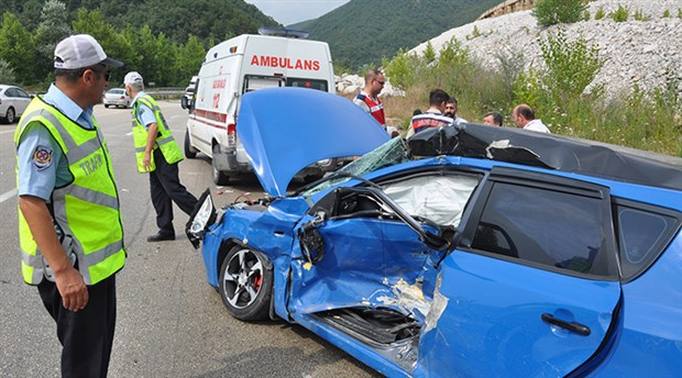 Ambulansa otomobil çarptı: 1 ölü, 8 yaralı