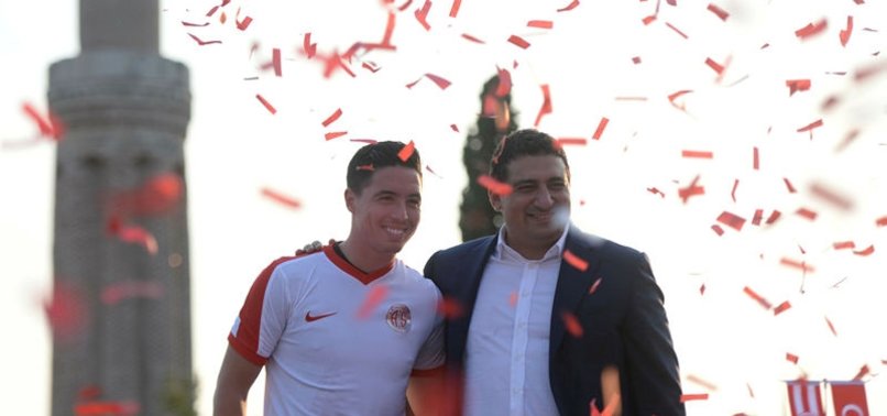 Antalyaspor'da Nasri için coşkulu imza töreni