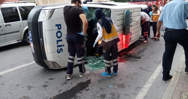 Ataşehir’de polis aracı devrildi: 1 yaralı