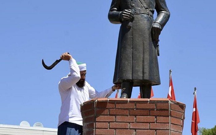 Atatürk büstüne saldıran kişi: Uyuşturucu kullandım