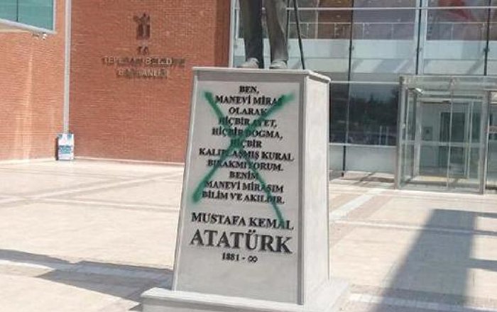 Atatürk heykeline sprey boyayla saldıran kişi tutuklandı