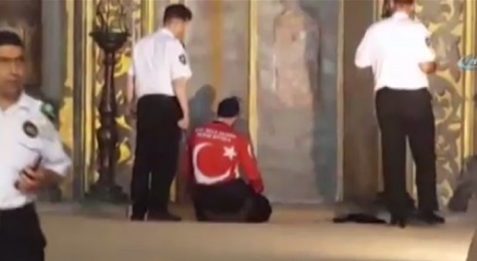 Ayasofya’nın içinde aniden namaza durdular