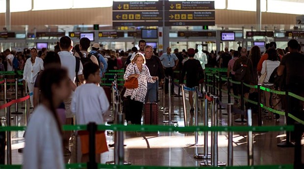 Barcelona havaalanında süresiz grev başladı