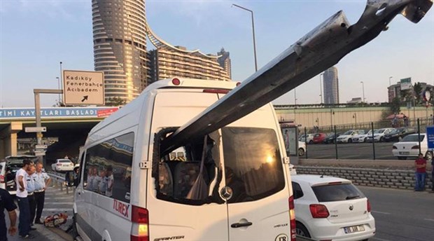 Bariyer servis minibüsüne saplandı