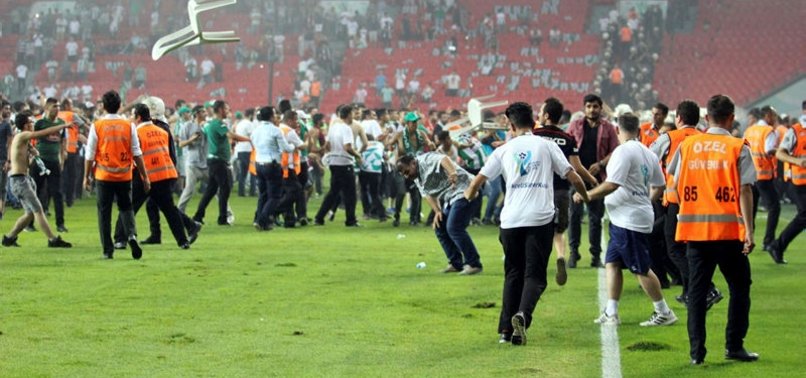 Beşiktaş ile Atiker Konyaspor taraftarları arasında arbede yaşandı