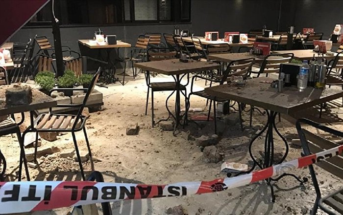 Beşiktaş’ta tarihi binadan kopan duvar, yemek yiyenlerin üzerine düştü