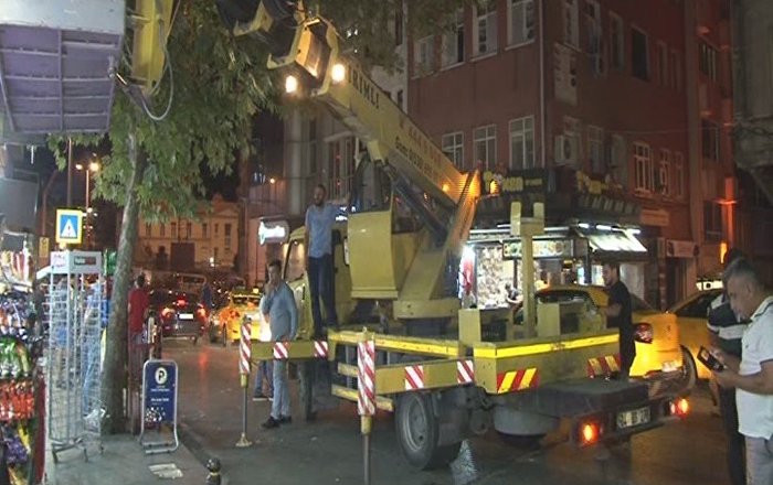 Beyoğlu’na gece yarısı led ışıklı tabela operasyonu