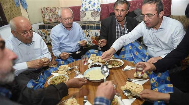 CHP’li Tezcan’dan AKP’li Ünal’a fotoğraflı ‘yer sofrası’ yanıtı