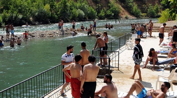 Dersimliler 41 derece sıcakta Munzur’a girerek serinledi