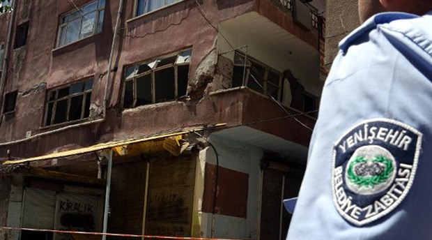 Diyarbakır’da apartman çöktü