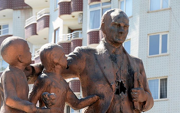 Diyarbakır’da Atatürk heykeline çekiçli saldırı