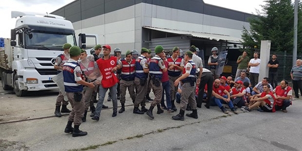 Düzce'de, grevdeki işçiler gözaltına alındı