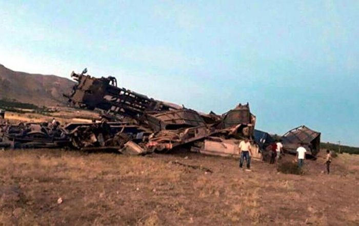 Elazığ’da yük treni devrildi: 2 ölü