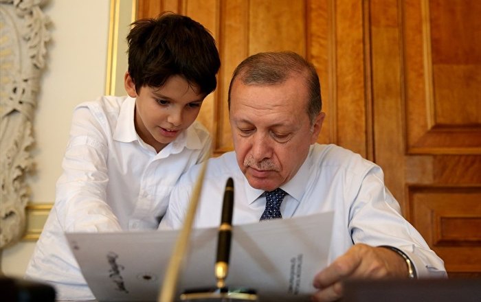 Erdoğan, torunuyla fotoğraflarını paylaştı: ‘Bugünkü mesai arkadaşım’