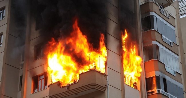 Evde bırakılan kalan çocuk oyuncakla evi yaktı