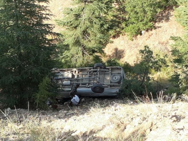 Freni boşalan minibüs şarampole yuvarlandı: 1 ölü, 13 yaralı