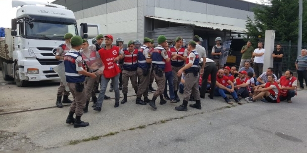 Grevdeki işçiler gözaltına alındı