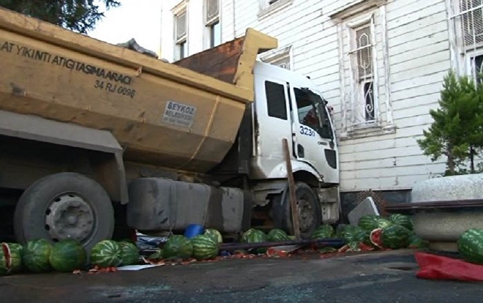 Hafriyat kamyonu tarihi Ahmet Mithat Efendi Yalısı’na çarptı