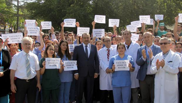 Hasta yakınları doktorun burnunu kırdı