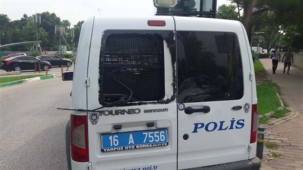 hirsizliktan-aranan-hurdaci-at-arabasiyla-polis-aracina-carpti-331127-1.
