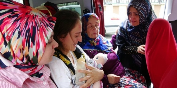 İki çocuğu da balkondan düşerek öldü