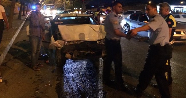 İki otomobil çarpıştı: 3 Yaralı!