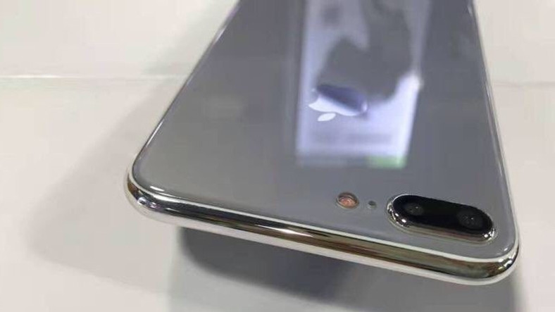 iPhone 7S Plus'ın Parlak Camla Kaplı Versiyonu Görüntülendi!