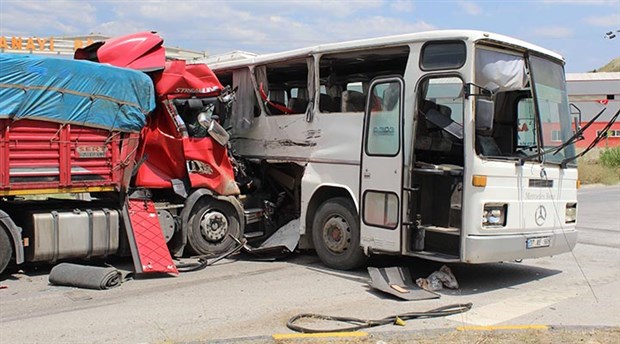 İşçi servisi ile TIR çarpıştı: 30 yaralı