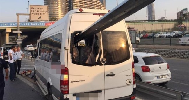 Kadıköy’de bariyerler minibüse saplandı