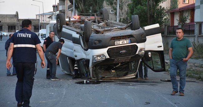 Kars’ta işçi servisi ile otomobil çarpıştı: 15 yaralı!