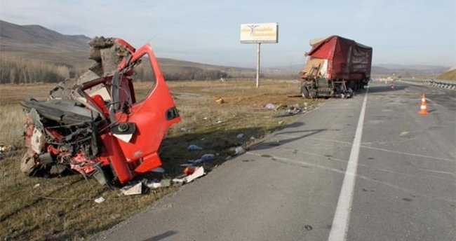 Kastamonu’da TIR ile otobüs çarpıştı: 25 yaralı