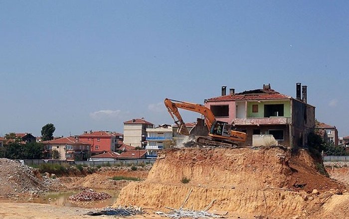 Kentsel dönüşüm kapsamındaki evinden çıkmayan yaşlı adam yıkımı durdurdu