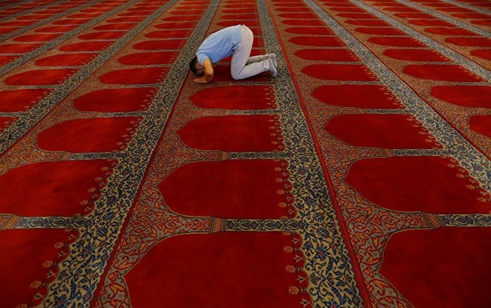 KHK ile ilçe olan beldenin sakinleri, şükür namazı kıldı