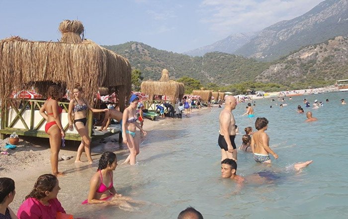 Kumburnu Plajı’nda tepki çeken denize sıfır localar kaldırıldı