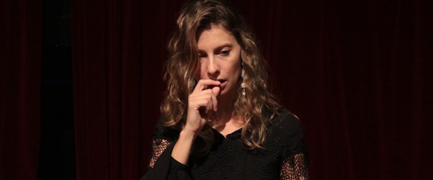 ‘Kürk Mantolu Madonna’ tiyatro sahnesinde