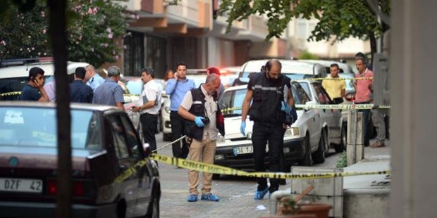 Maskeli soyguncular kuyumcuyu silahla yaralayıp, 8 kilo altını alarak kaçtı