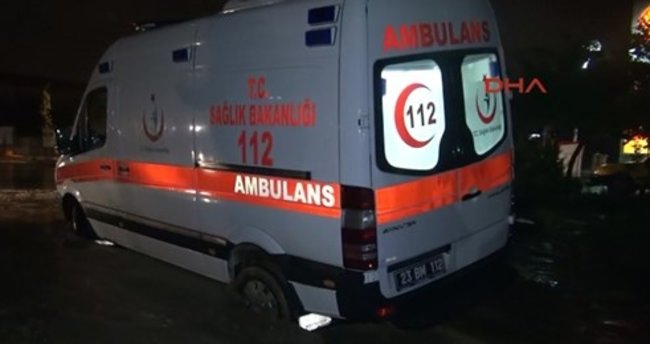 Mersin’de mobilya yüklü kamyon devrildi: 3 yaralı