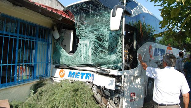 Ordu’da akılalmaz kaza! Otobüs çay ocağına girdi