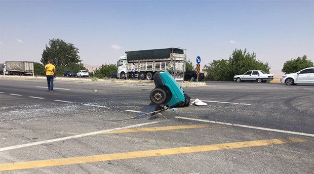 Otomobil ikiye bölündü: 5 yaralı