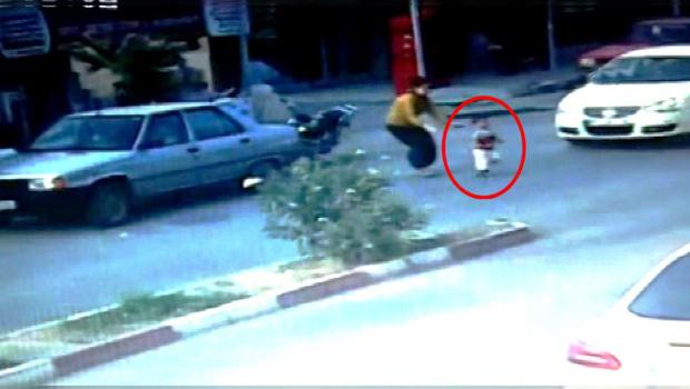 Otomobilin önüne fırlayan oğlunu kurtaramadı!