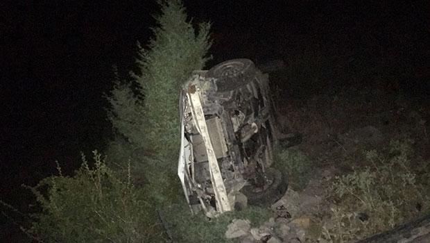 Otomobiliyle çam ağacına takıldı 