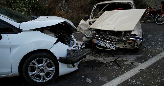 Otomobiller kafa kafaya çarpıştı: 12 yaralı!