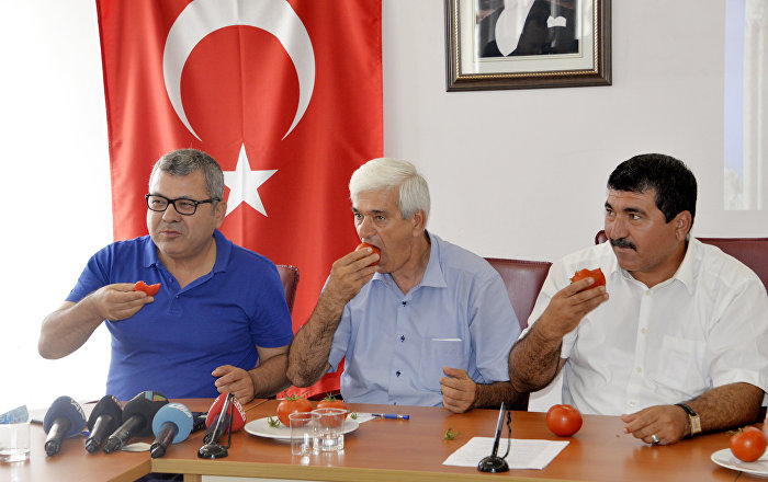 Rusya’ya domates yiyerek tepki gösterdiler