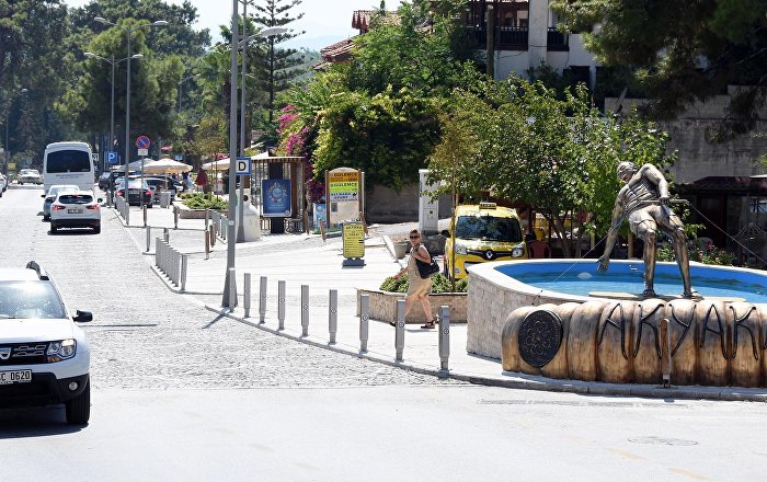 ‘Sakin Şehir’ Akyaka, sörf yapan adam heykelinden rahatsız